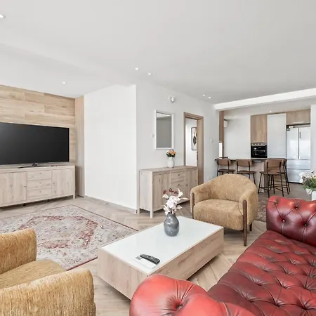 Апартаменты Phaedrus Living Executive